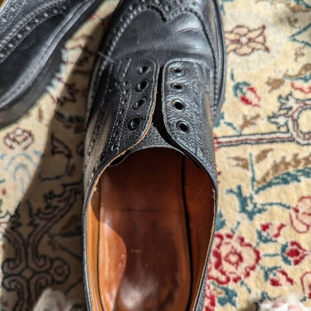Brogues: Tricker's Commando Sole Ilkley Derby Brogue Black Scotch Grain